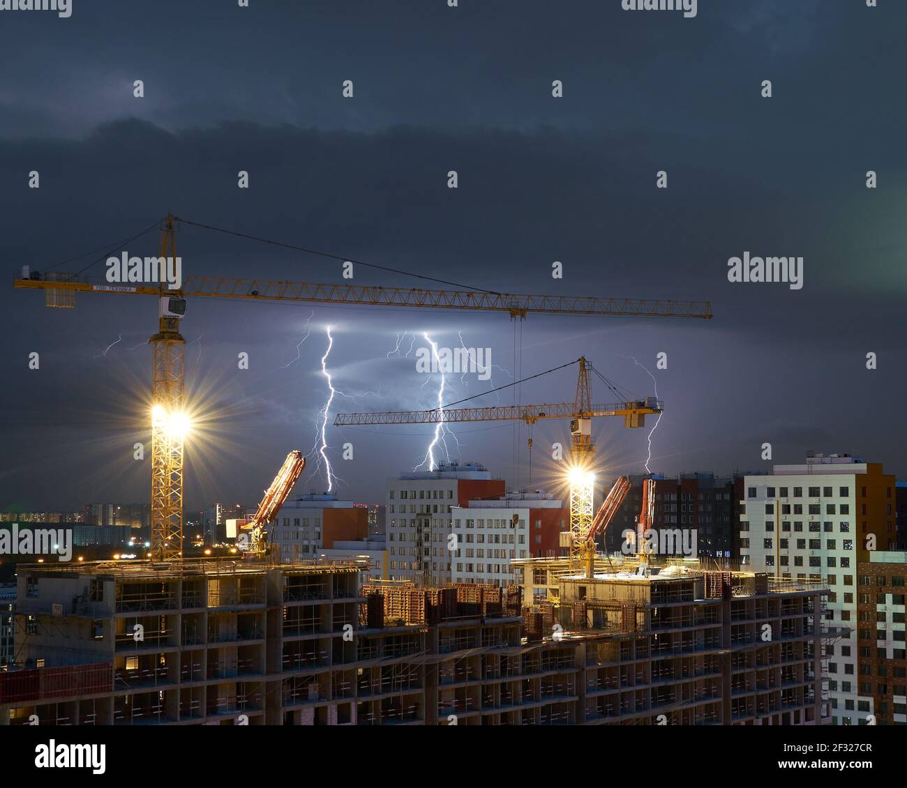 fulmini sulla città, porto della città di notte, giorno della giustizia, tempesta perfetta Foto Stock