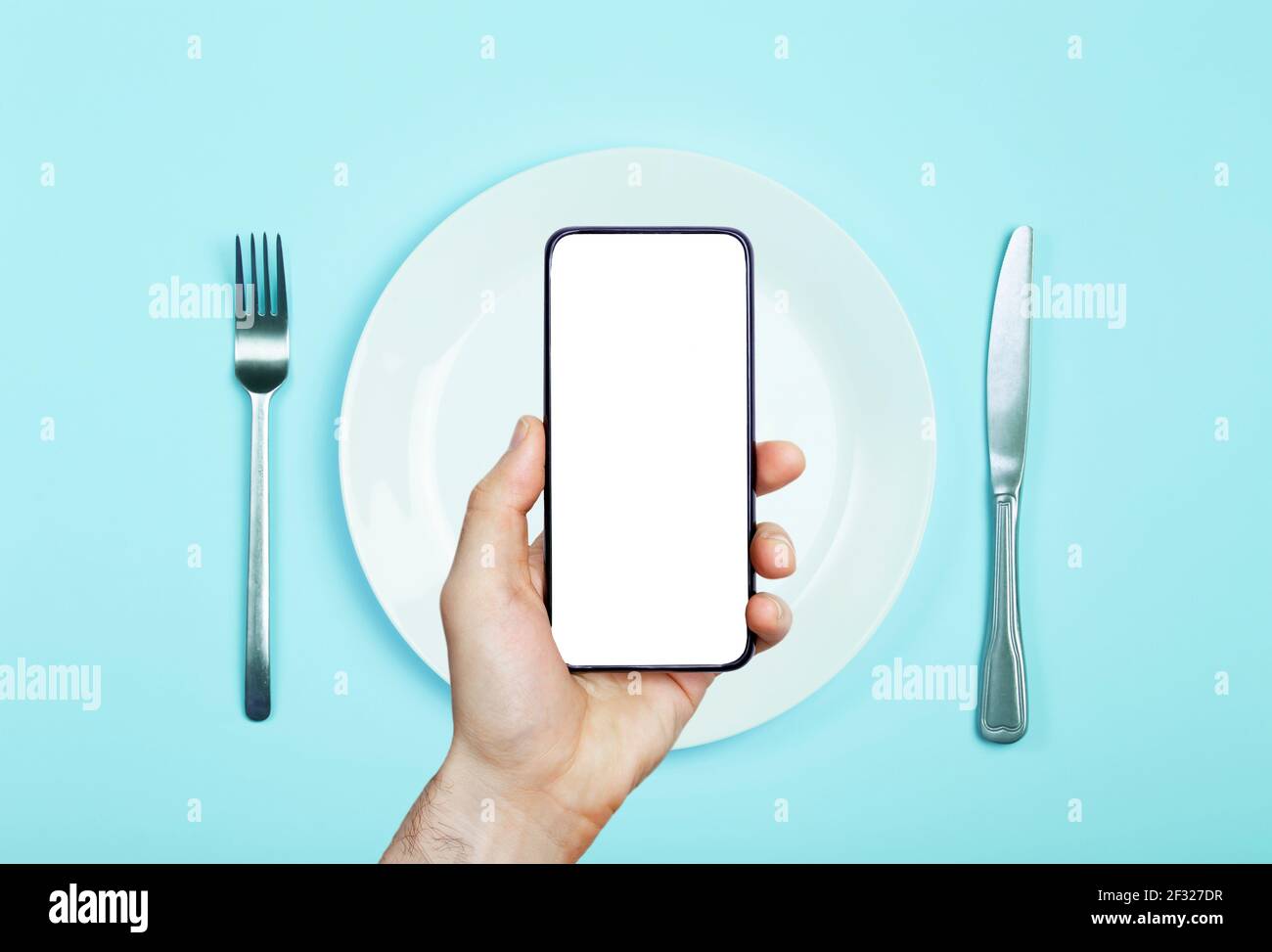 Applicazione online per la consegna di alimenti su un telefono cellulare. Servizio di mercato alimentare in smartphone. Concetto di base per la consegna di generi alimentari. Foto di alta qualità Foto Stock