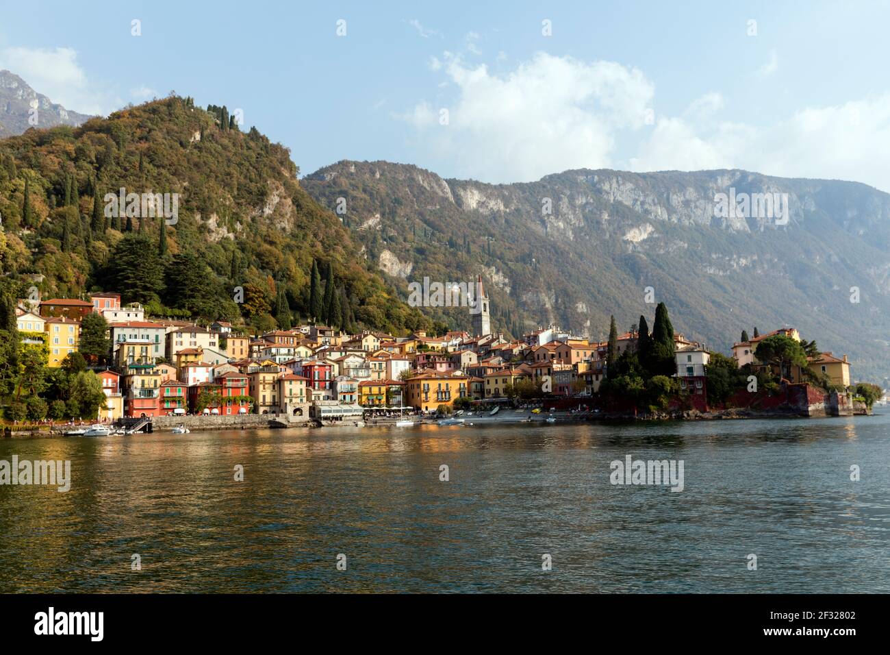 Italia,Varenna,Lago di Como, la città di Varenna vista dal lago Foto Stock
