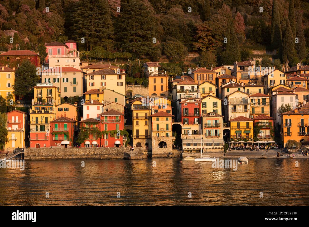 Italia,Varenna,Lago di Como, la città di Varenna vista dal lago Foto Stock
