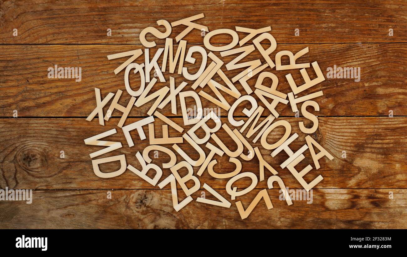 Lettere di legno su sfondo di legno. Le lettere dell'alfabeto inglese Foto  stock - Alamy