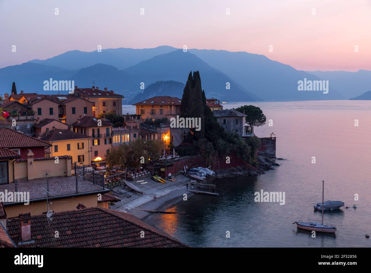 Italia,Varenna,Lago di Como, la città di Varenna vista dal lago al tramonto Foto Stock
