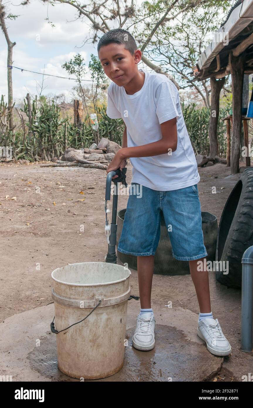 Rivas, Nicaragua. 07-15-2016. Ritratto di ragazzo che attacava l'acqua che vive con la famiglia a Rivas, una zona rurale del Nicaragua. Foto Stock