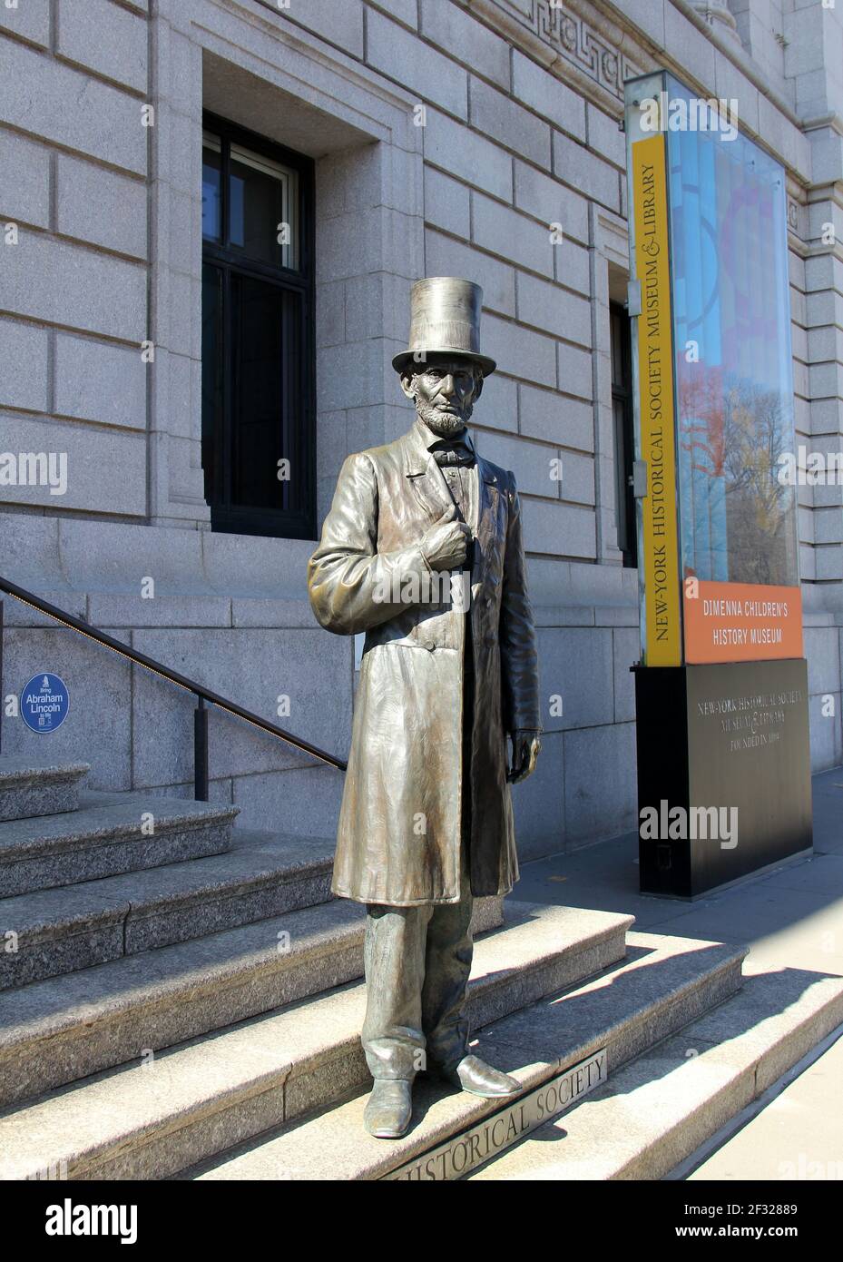 Statua di Abraham Lincoln, 16° presidente degli Stati Uniti, sui gradini dell'edificio della New York Historical Society, al 170 di Central Park West Foto Stock