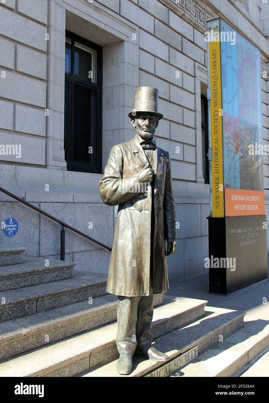 Statua di Abraham Lincoln, 16° presidente degli Stati Uniti, sui gradini dell'edificio della New York Historical Society, al 170 di Central Park West Foto Stock