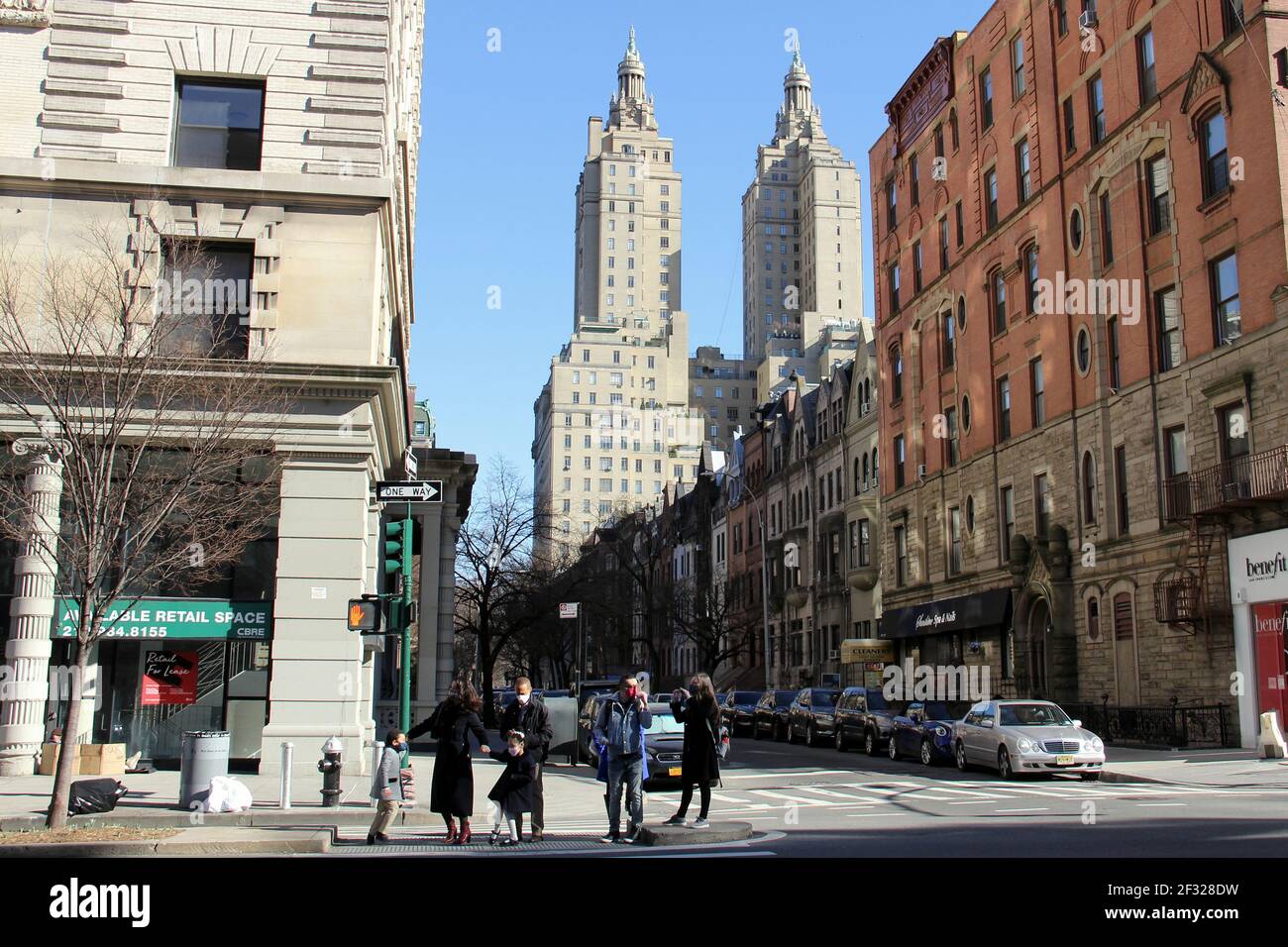 Street scene sul lato ovest superiore, sullo sfondo torri gemelle del San Remo, iconico edificio di appartamenti Beaux-Arts di Emery Roth, costruito nel 1930 Foto Stock