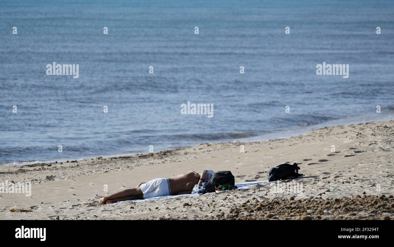 Palma, Spagna. 14 Marzo 2021. Persone sulla spiaggia di Arenal a Maiorca. A causa della bassa incidenza del coronavirus, Maiorca non è più un'area a rischio. Credit: Clara Margais/dpa/Alamy Live News Foto Stock