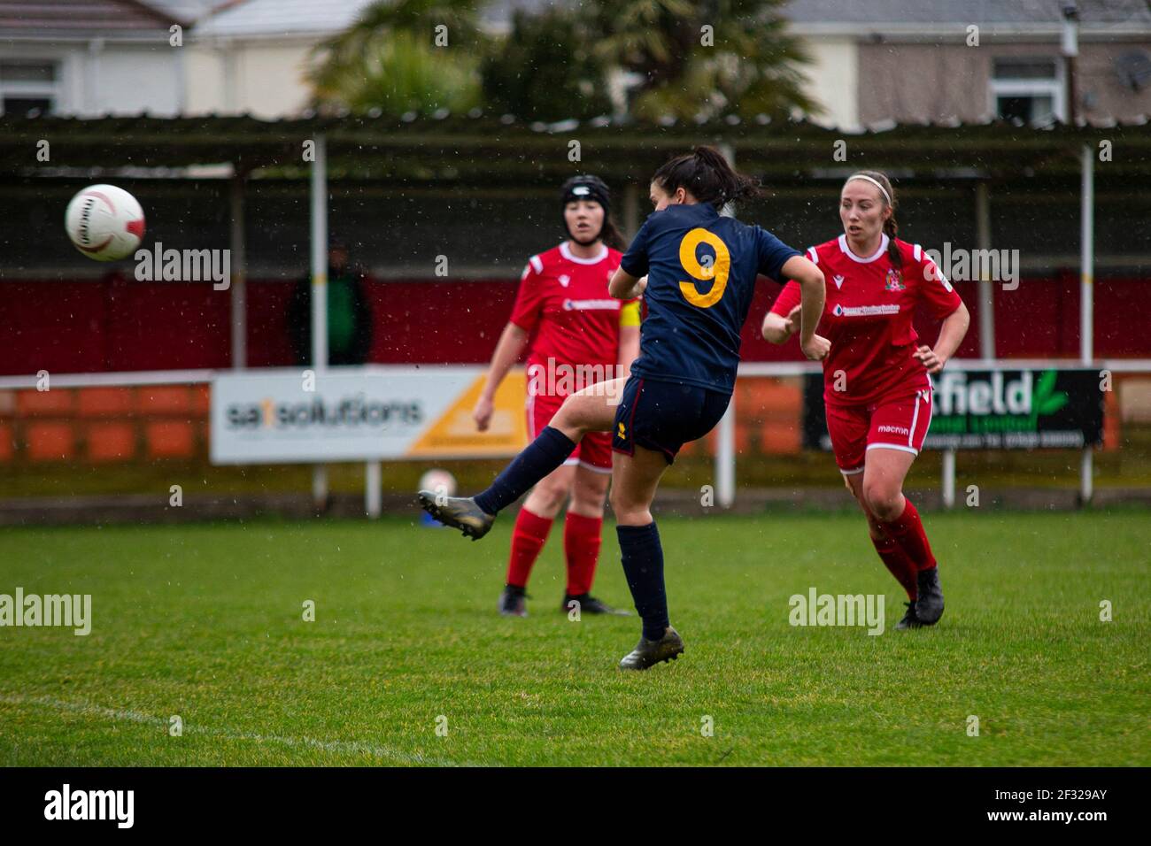 Robyn Pinder di Cardiff ha raggiunto i suoi punteggi al secondo gol Briton Ferry Llansawel contro Cardiff si è incontrato a Old Road in La Premier Women's League gallese su 1 Foto Stock