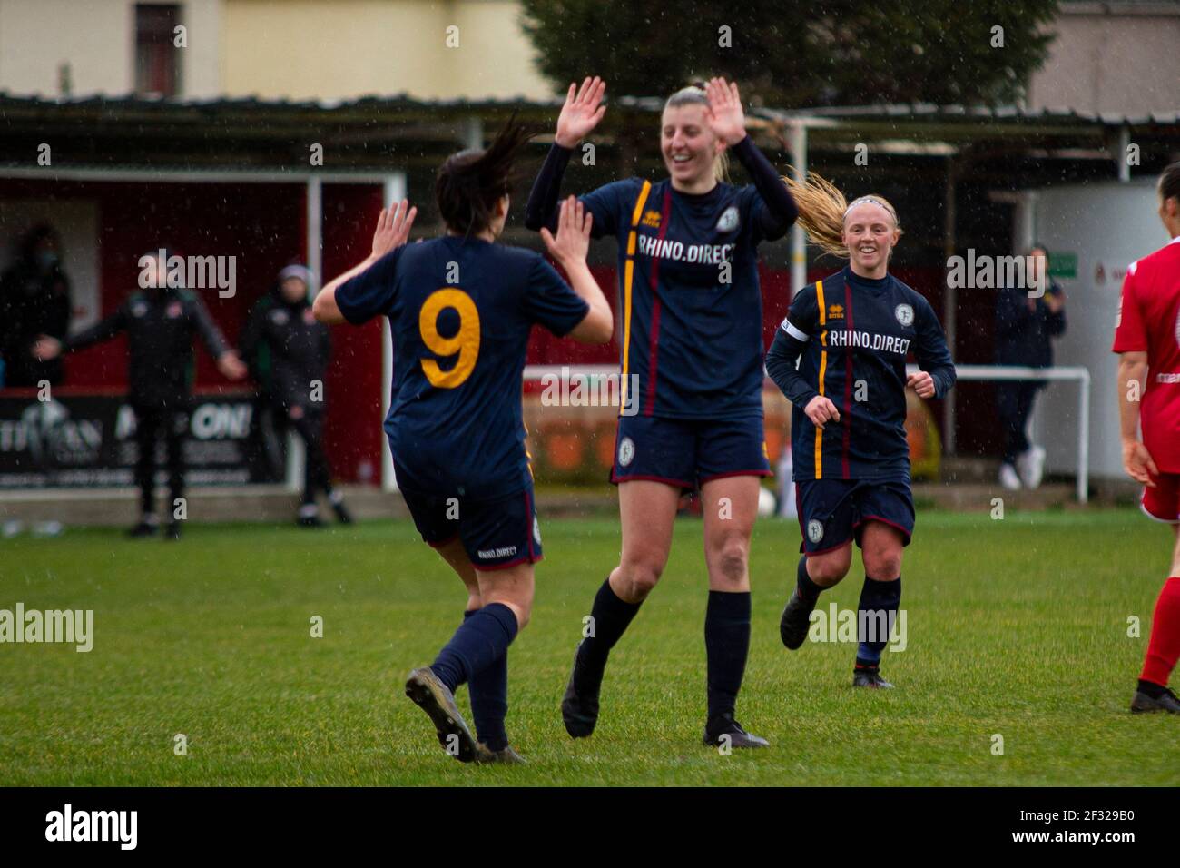 Robyn Pinder of Cardiff Met celebra il suo secondo gol Briton Ferry Llansawel contro Cardiff si è incontrato a Old Road in La Premier Women's League gallese Foto Stock Robyn Pinder of Cardiff Met celebra il suo secondo gol Briton Ferry Llansawel contro Cardiff si è incontrato a Old Road in La Premier Women's League gallese Foto Stock