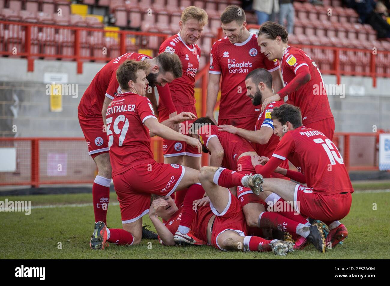 James Tilley n. 38 di Crawley Town celebra il suo obiettivo con I suoi compagni di squadra durante la SkyBet League due match tra Crawley Town FC e Mansfield Town Foto Stock