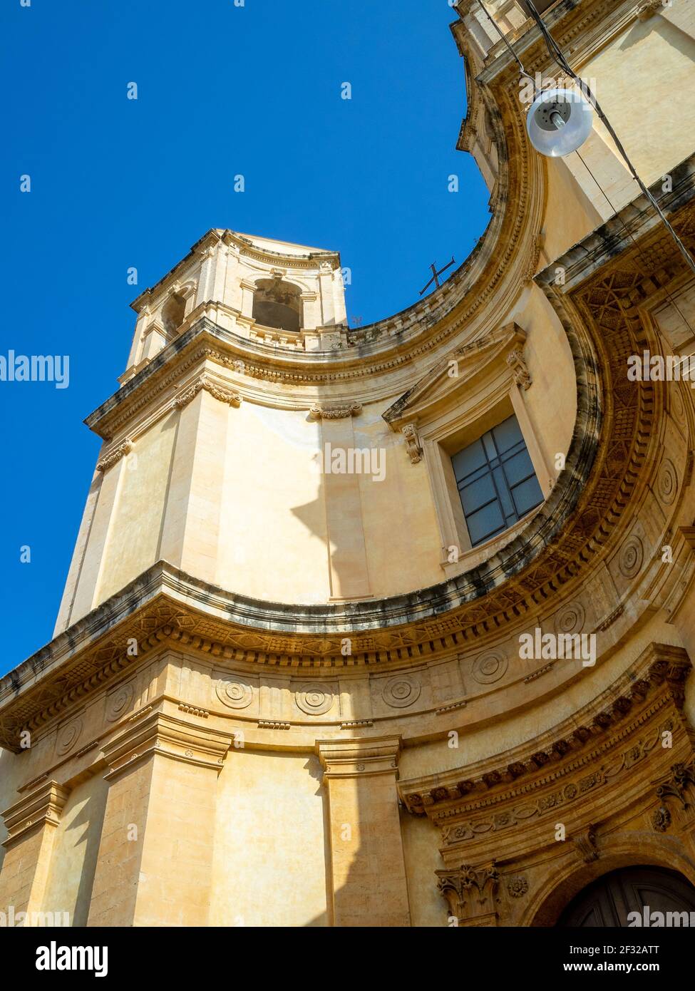 Guardando le torri della Chiesa di Montevergine, noto Foto Stock