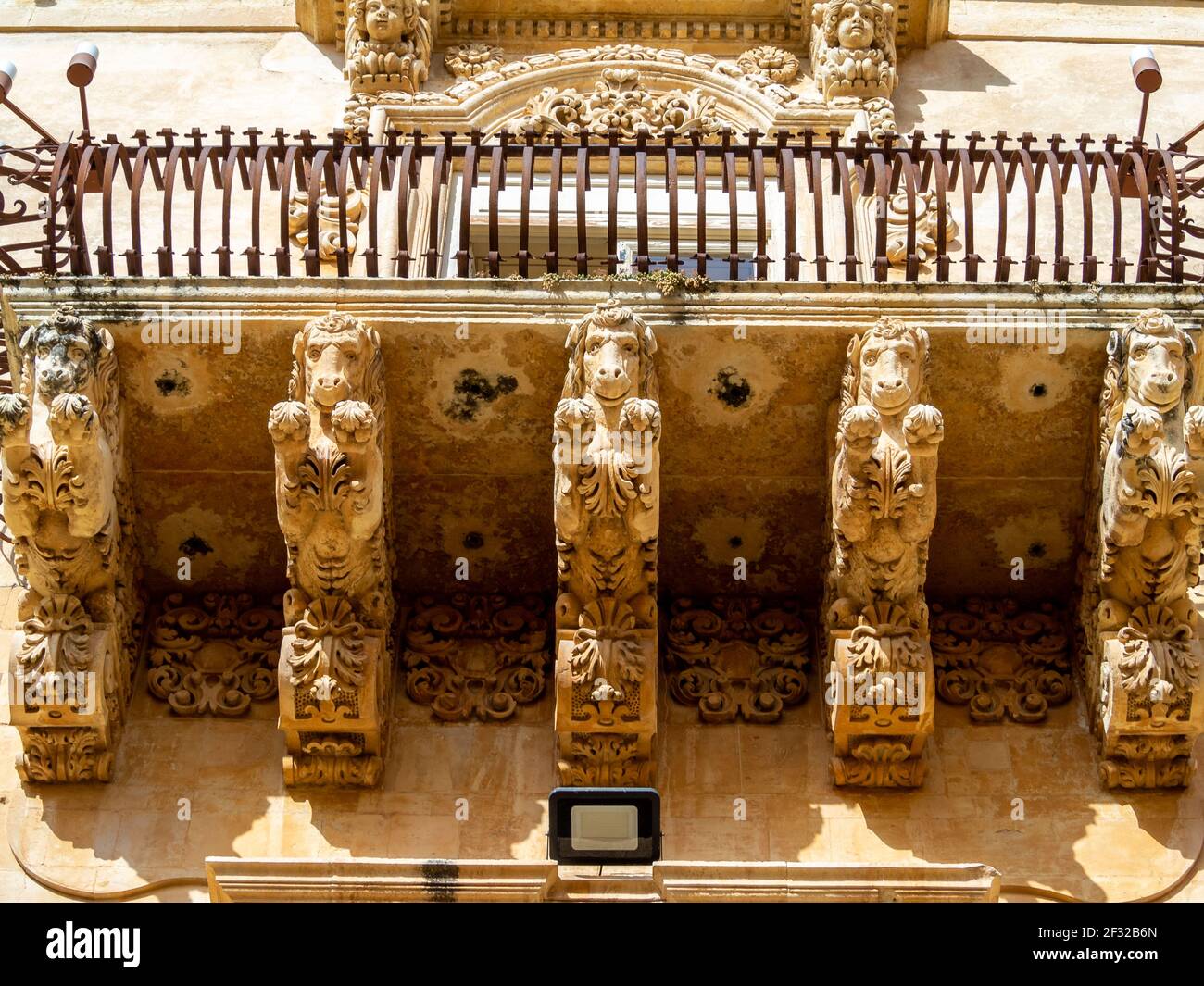 Barocco Palazzo Nicolaci pietra scolpita balcone, noto Foto Stock