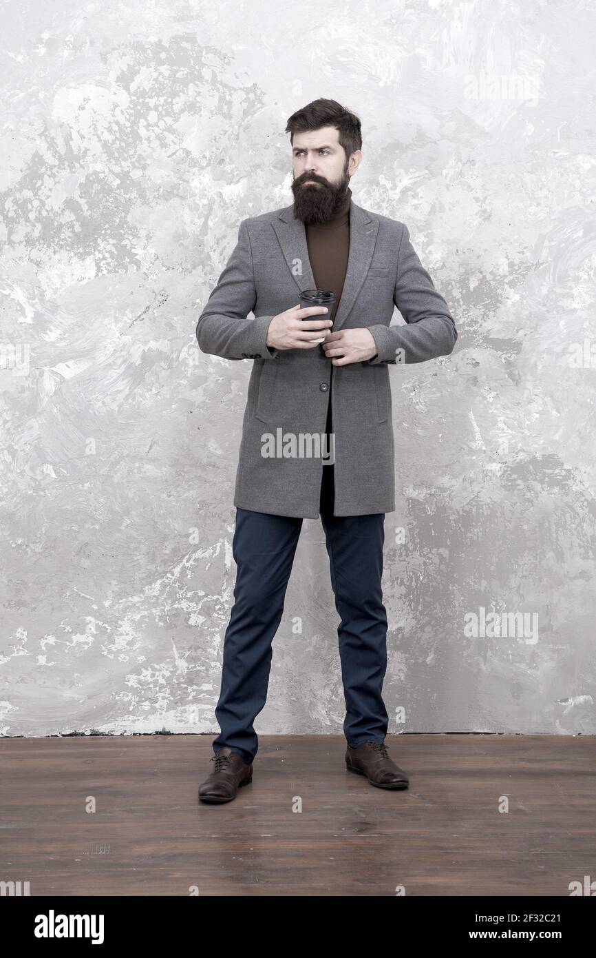 Stile e intelligenza. Uomo bell'uomo d'affari con bearded indossa un abito  formale di lusso. Abbigliamento da uomo e concetto di moda. Guy brutale  modello di moda. Affari Foto stock - Alamy
