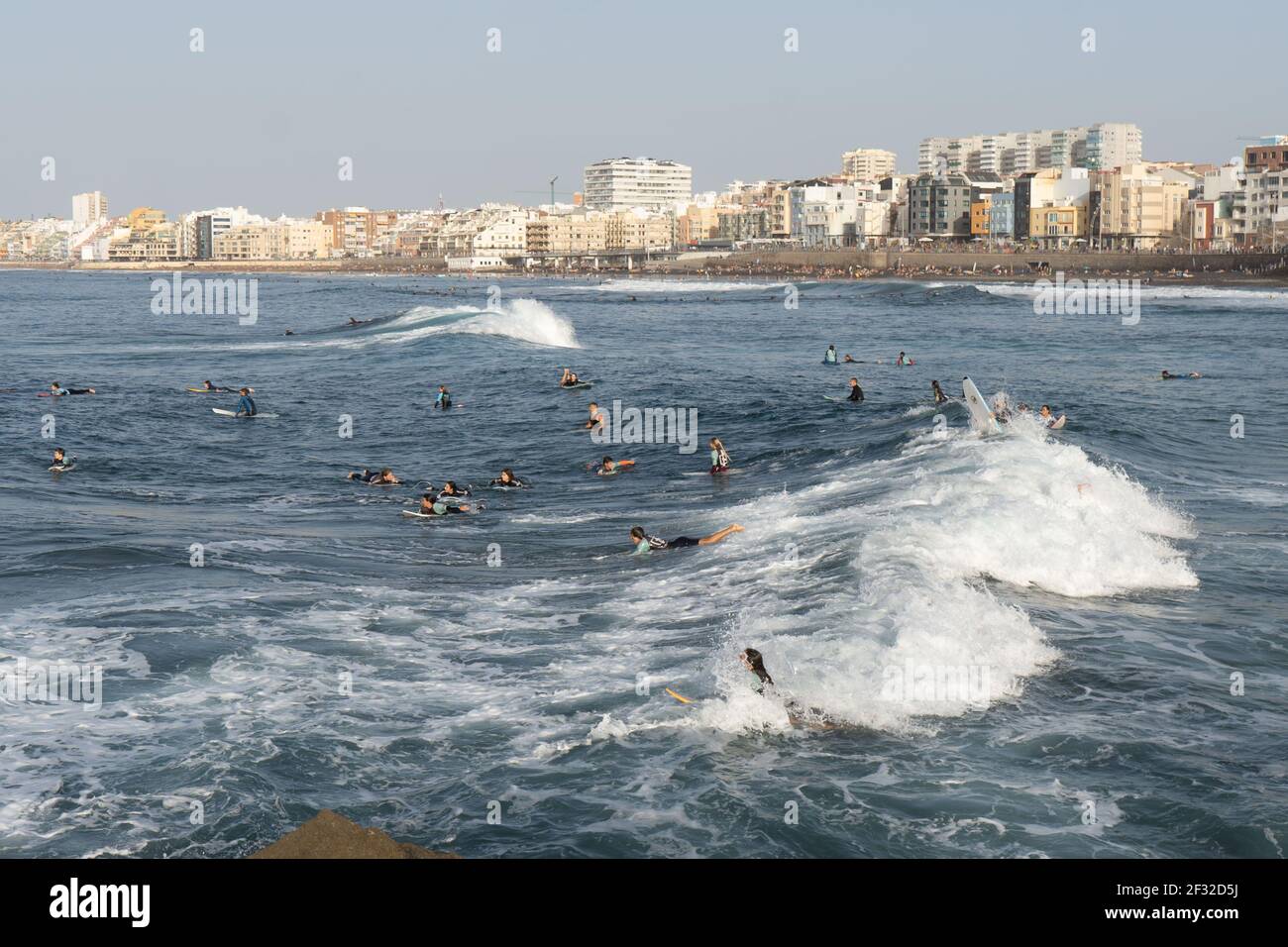 Spiaggia di Las Canteras a Las Palmas de Gran Canaria, Spagna - 19 febbraio 2021: Scuola di surf situata sulla spiaggia di Las Canteras a Gran Canaria con un m Foto Stock