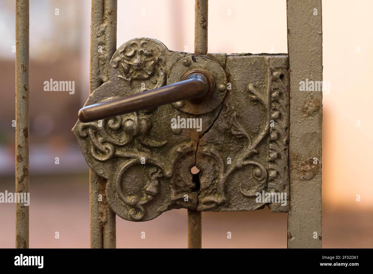 Serratura storica da un cancello giardino, Baviera, Germania Foto Stock