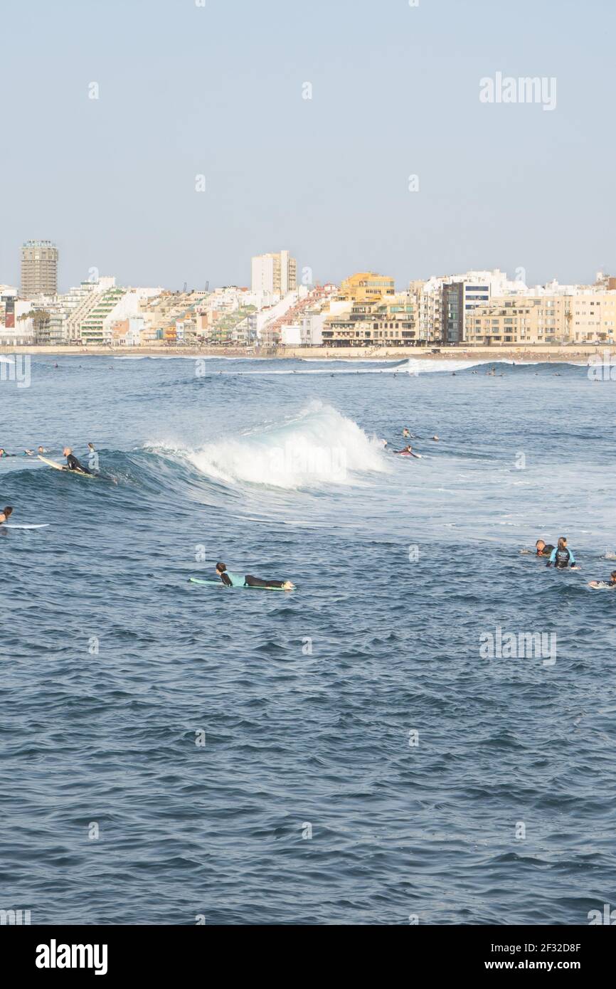 Spiaggia di Las Canteras a Las Palmas de Gran Canaria, Spagna - 19 febbraio 2021: Scuola di surf situata sulla spiaggia di Las Canteras a Gran Canaria con un m Foto Stock