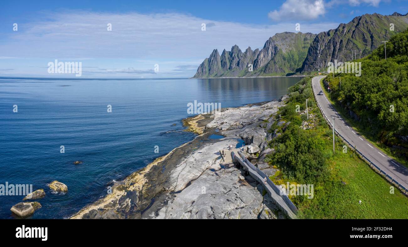 Toggeneset costa rocciosa, Devil's denti picco roccioso, Okshornan, Steinfjorden, Senja Island, Troms, Norvegia Foto Stock