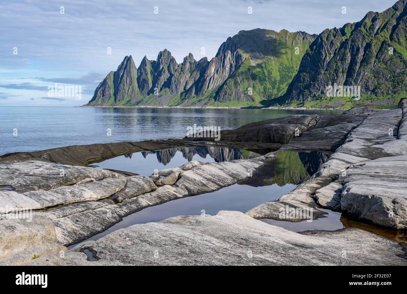 Piscina di marea, costa rocciosa di Toggeneset, picco roccioso denti del diavolo, denti del diavolo, Okshornan, Steinfjorden, Isola di Senja, Troms, Norvegia Foto Stock