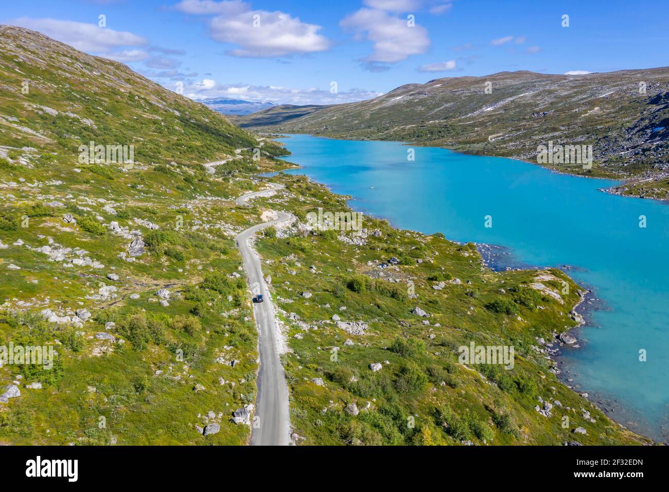 Vista aerea, lago e montagne turchesi, strada, strada paesaggistica norvegese, Gamle Strynefjellsvegen, tra Grulli e Videsaeter, Norvegia Foto Stock