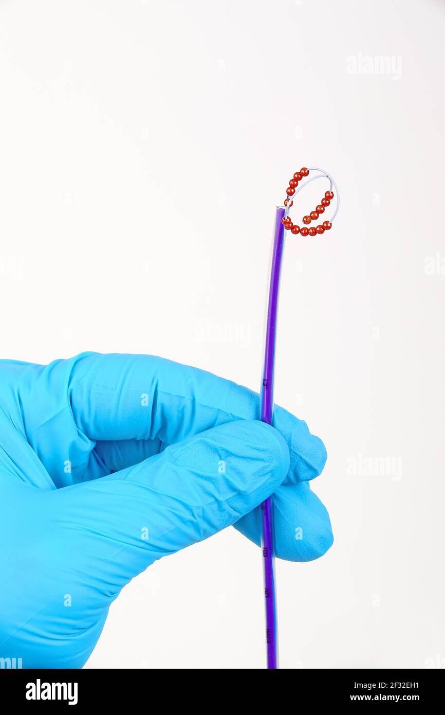 IntraUterinBall, IUB, sfera di rame con tubo guida, contraccezione senza ormoni con memoria di forma, sistema contraccettivo dinamico Foto Stock