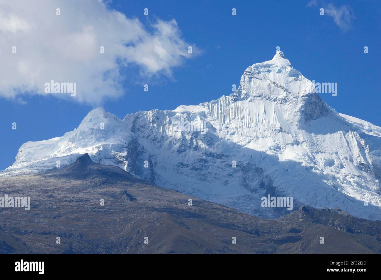 Picco bianco di Nevado Huandoy, Cordillera Blanca, provincia di Huaylas, Perù Foto Stock