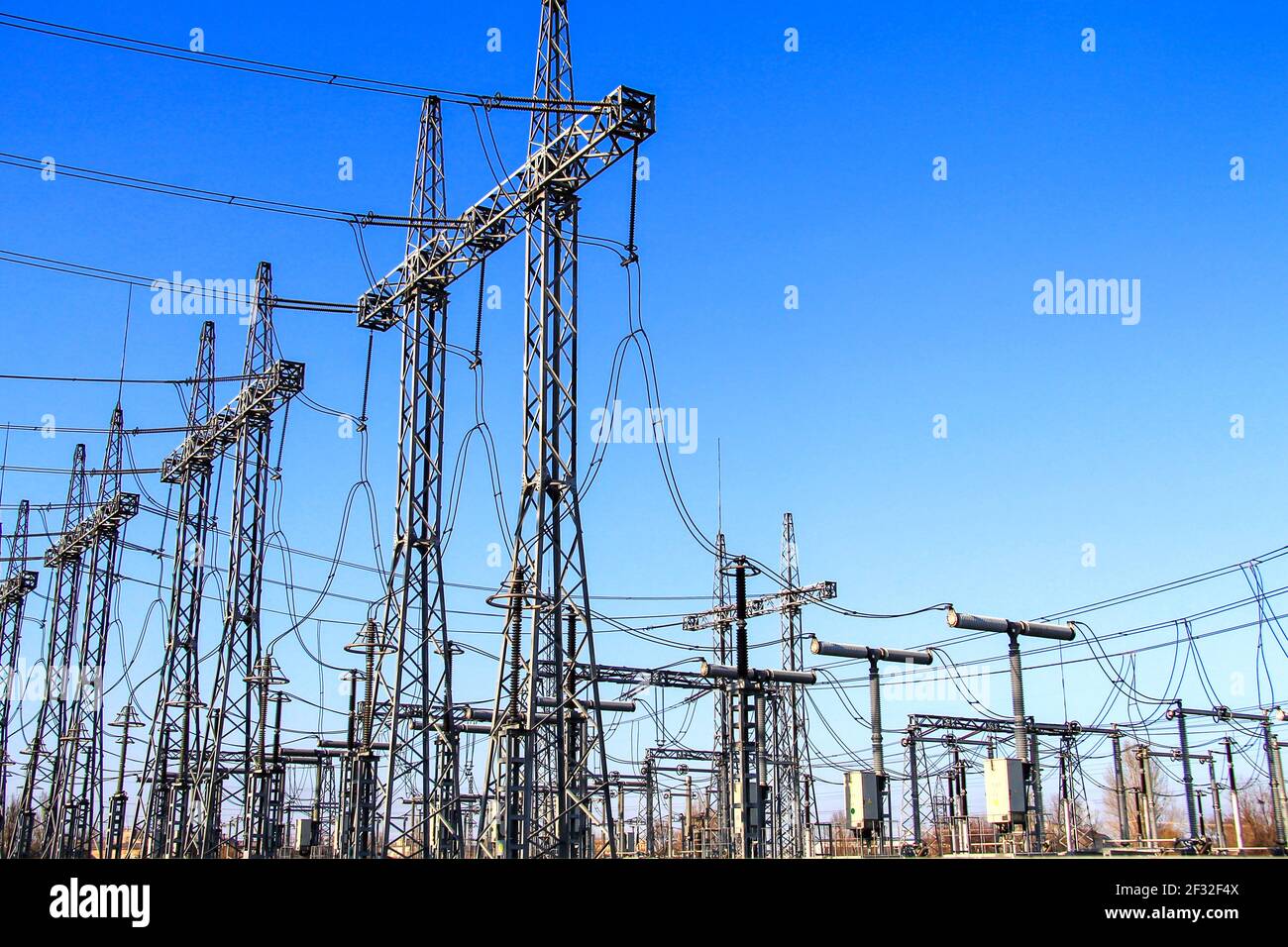 Sottostazione elettrica , convertitore di potenza in fabbrica. Centrale elettrica ad alta tensione Foto Stock