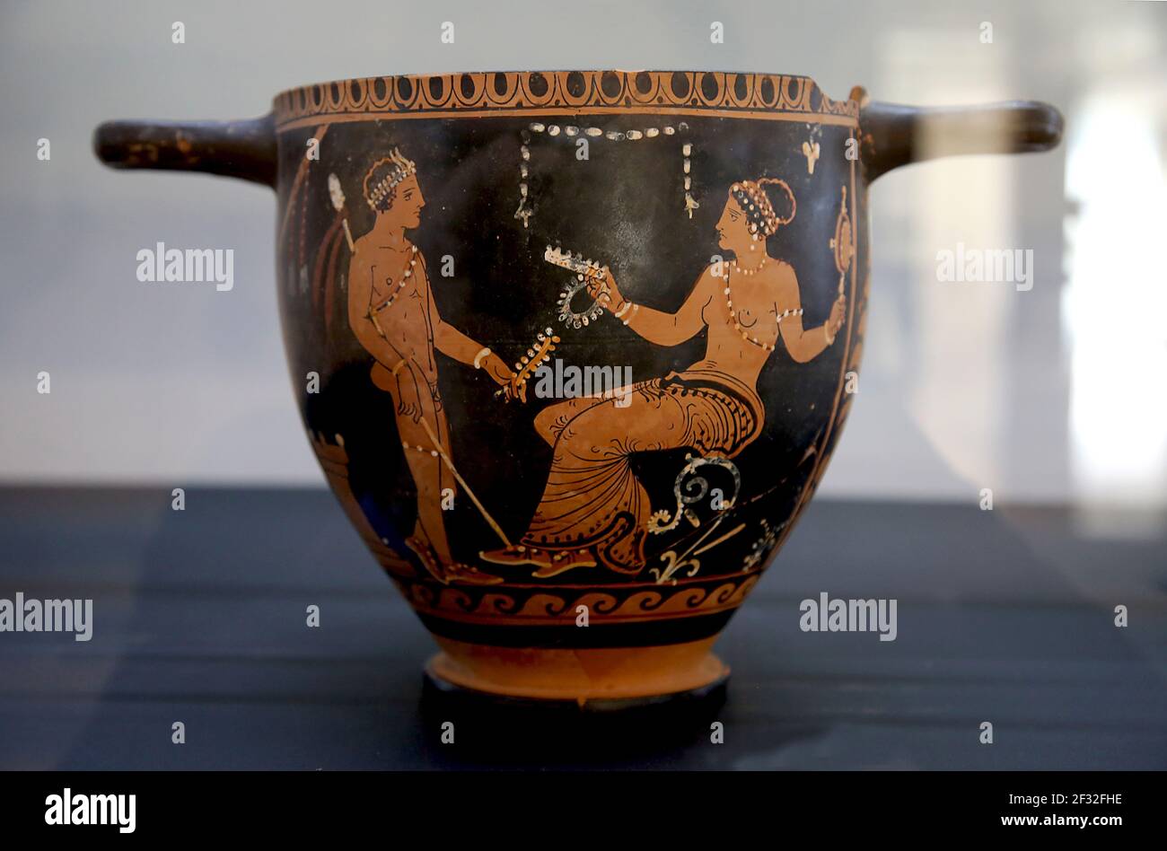 Tazza da bere (skyphos). Ceramica a figura rossa. Andriuolo, tomba 27. (360-350 A.C.). Museo Archeologico di Paestum. Salerno, Campania, Italia. Foto Stock