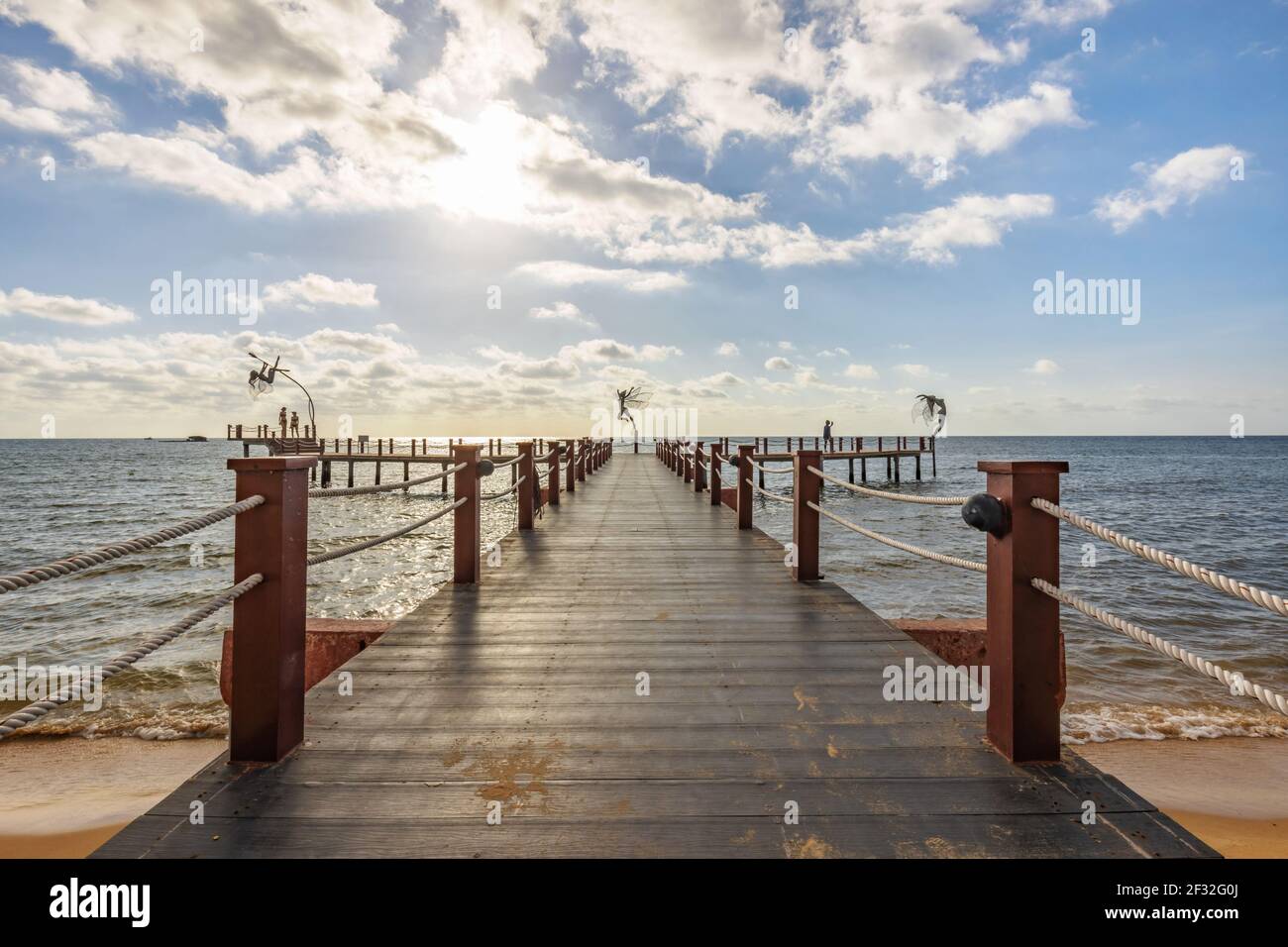Bella passerella in legno che si dirige verso l'orizzonte, sull'isola di Phu Quoc, Vietnam Foto Stock