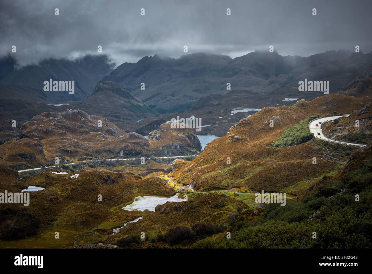Una vista panoramica del Parco Nazionale Cajas vicino Cuenca, Ecuador, con la strada all'orizzonte. Il sito si distingue per la sua impareggiabile bellezza Foto Stock