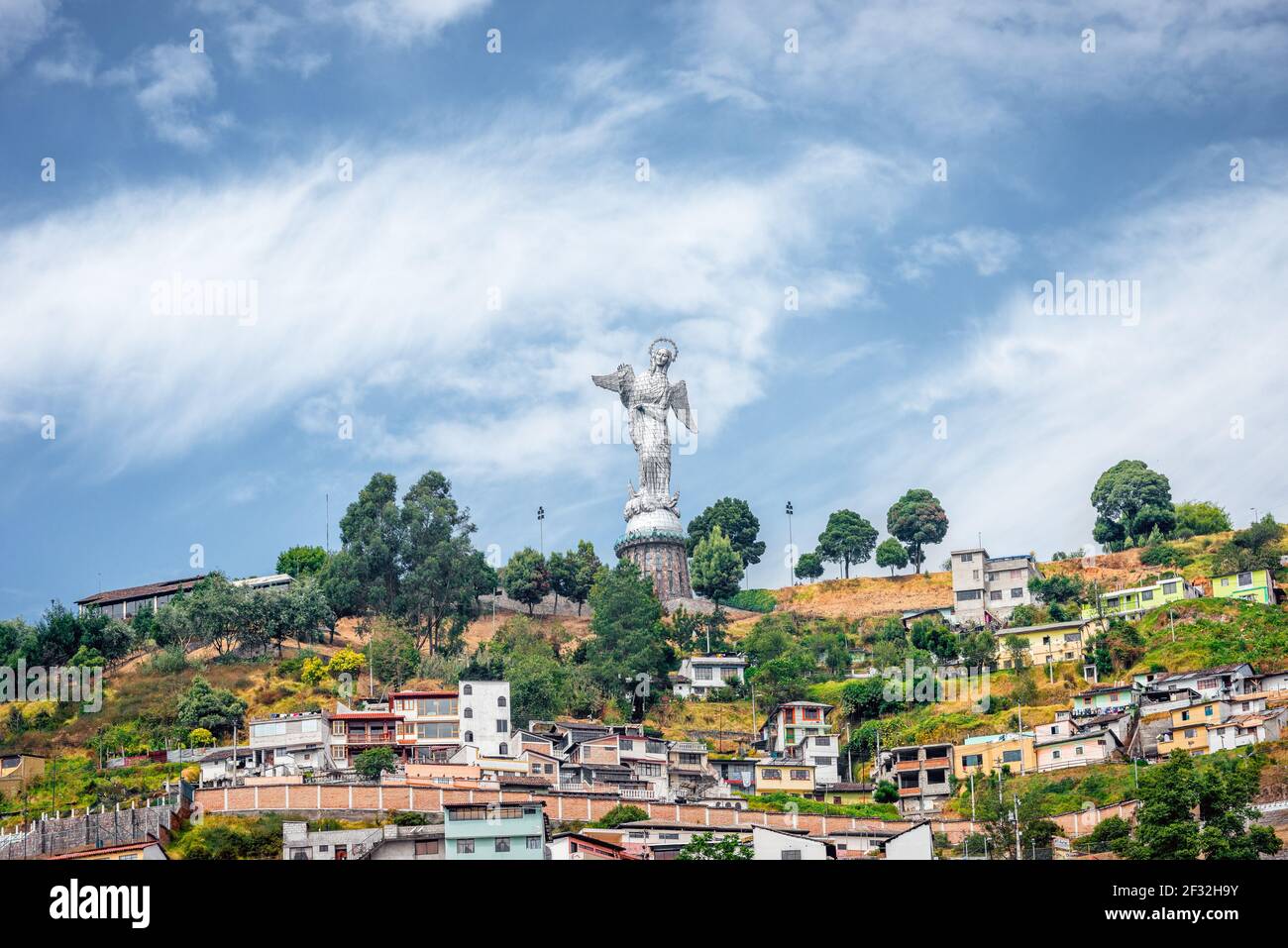 Statua di Virgin Mary de Quito in Ecuador, Sud America, visibile dal centro in una giornata di sole con cielo blu Foto Stock