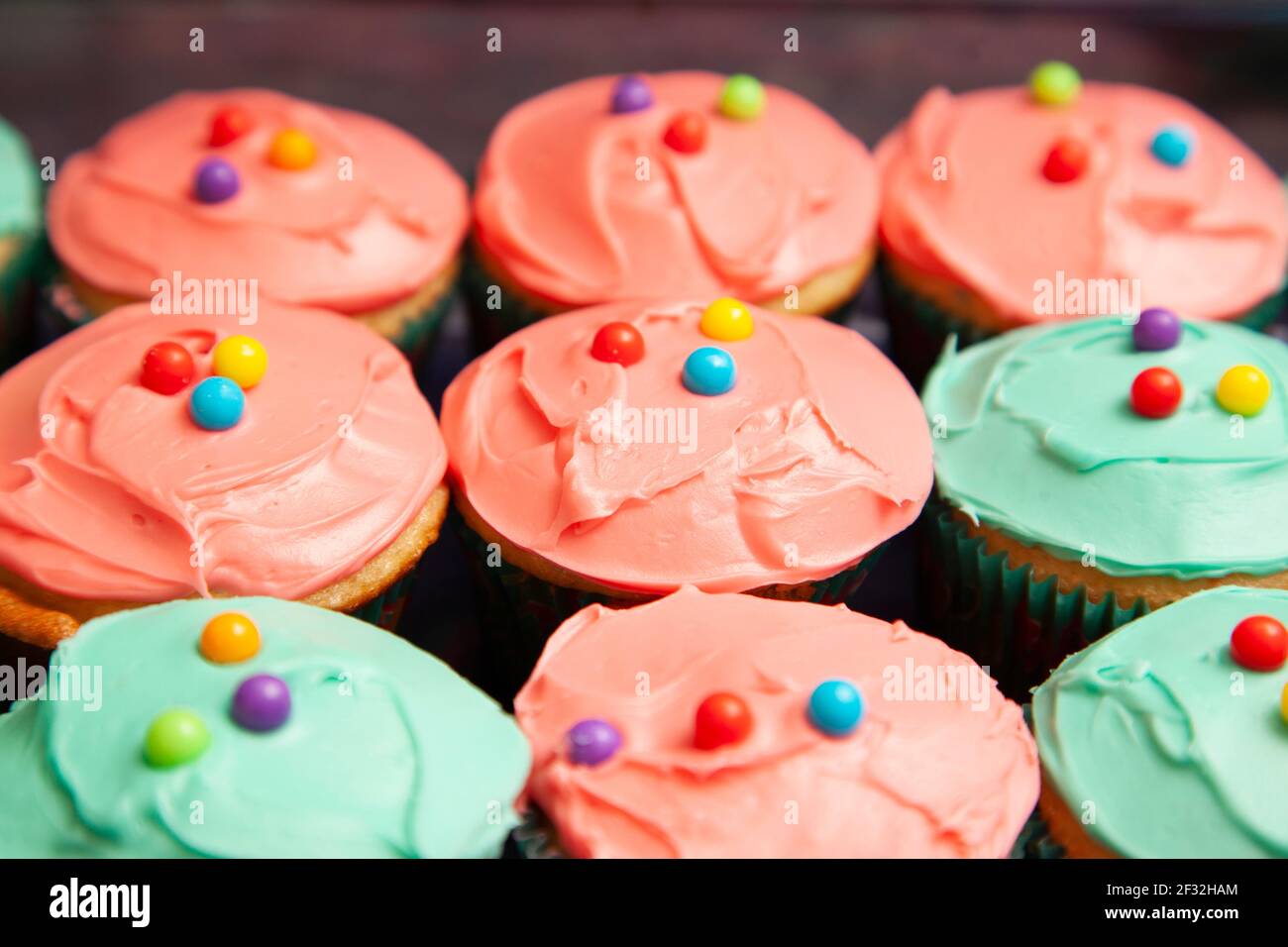 cupcake con glassa nei colori del blu verdolino e del rosa Foto Stock