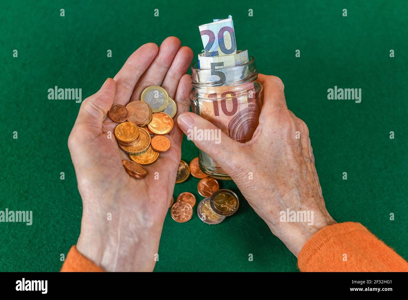 Simbolo foto, pensione, anziano, mani, denaro, banco di piggy Foto Stock