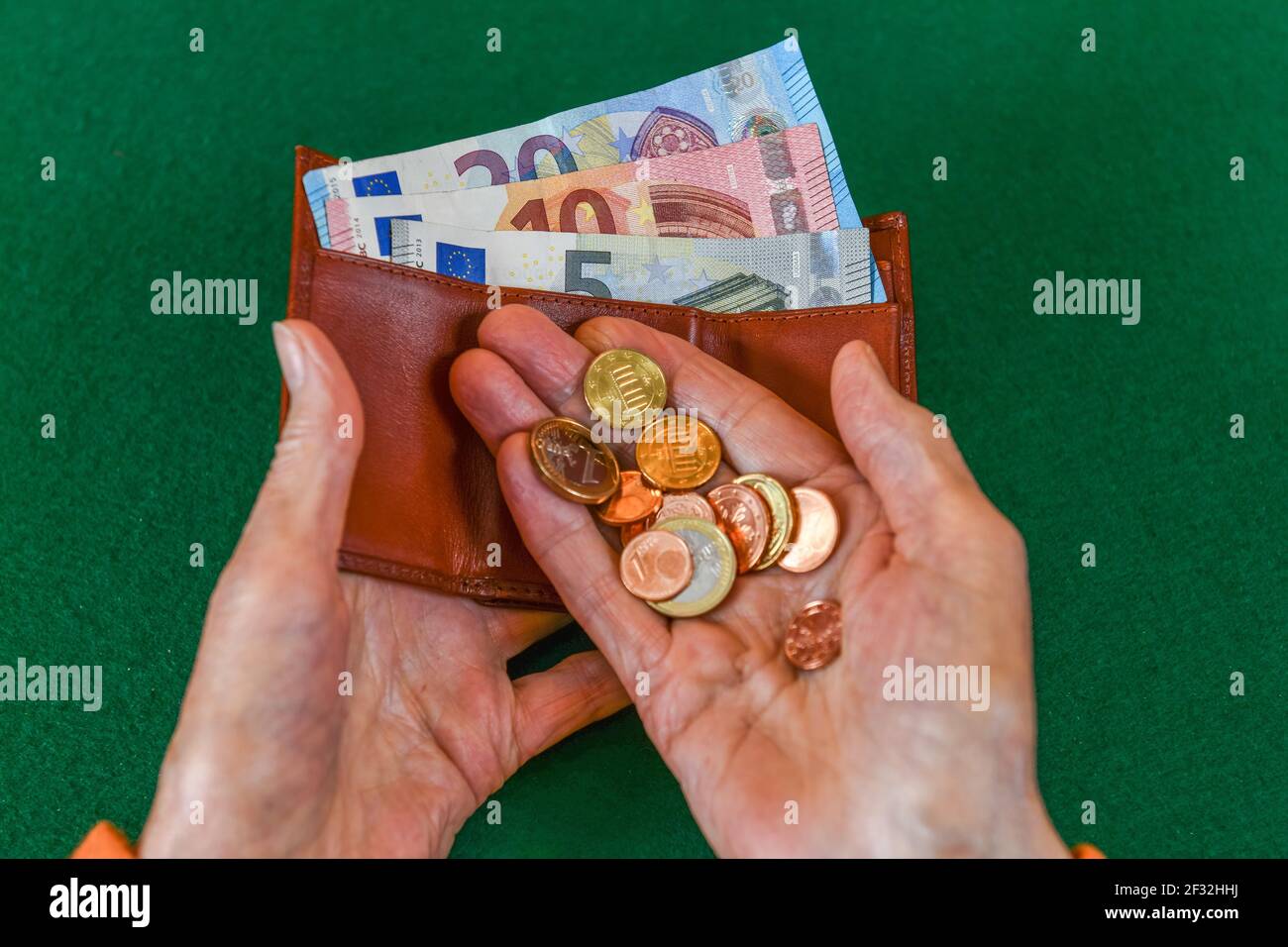 Pensione, anziano, mani, denaro, borsa Foto Stock