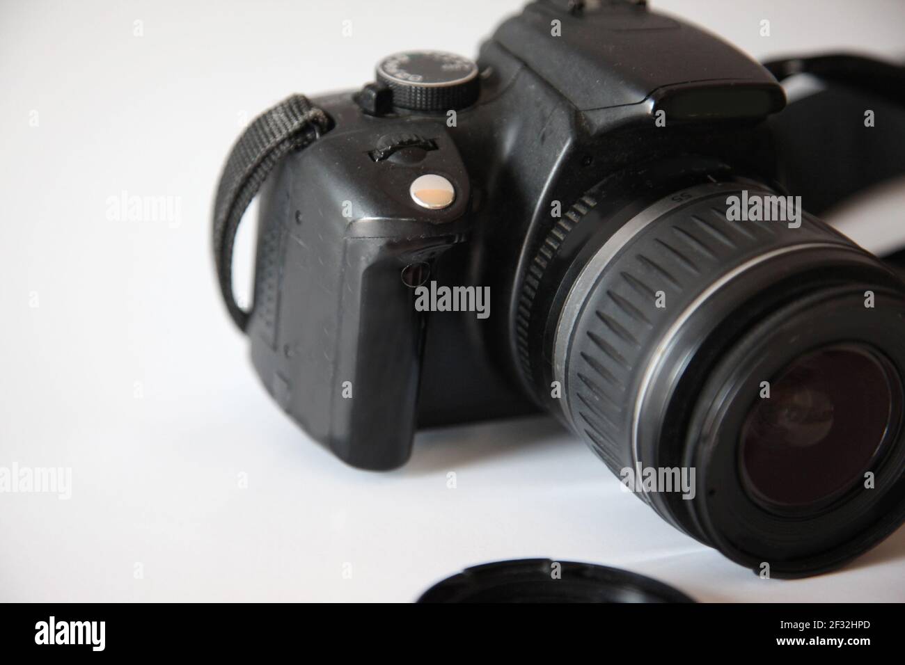 Una fotocamera digitale usata a metà degli anni 2000 con tracolla su sfondo bianco Foto Stock
