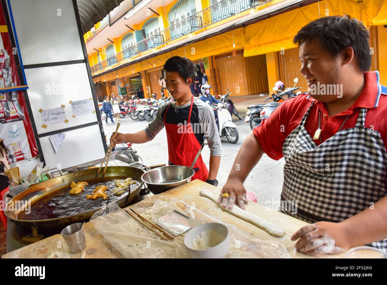 Giovani thailandesi che fanno ciambelle sotto forma di animali in un piccolo ristorante, Chiang mai, Thailandia del Nord Foto Stock