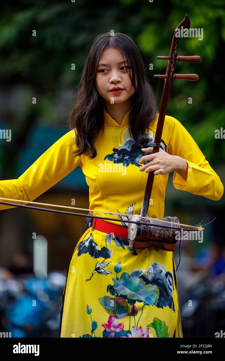 Musica tradizionale di strada nelle strade di Hanoi in Vietnam Foto Stock