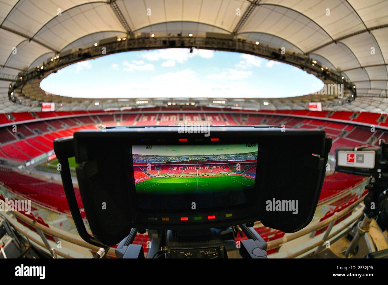 Stadio rotondo nel monitor di una telecamera, Mercedes-Benz Arena, Stoccarda, Baden-Wuerttemberg, Germania Foto Stock