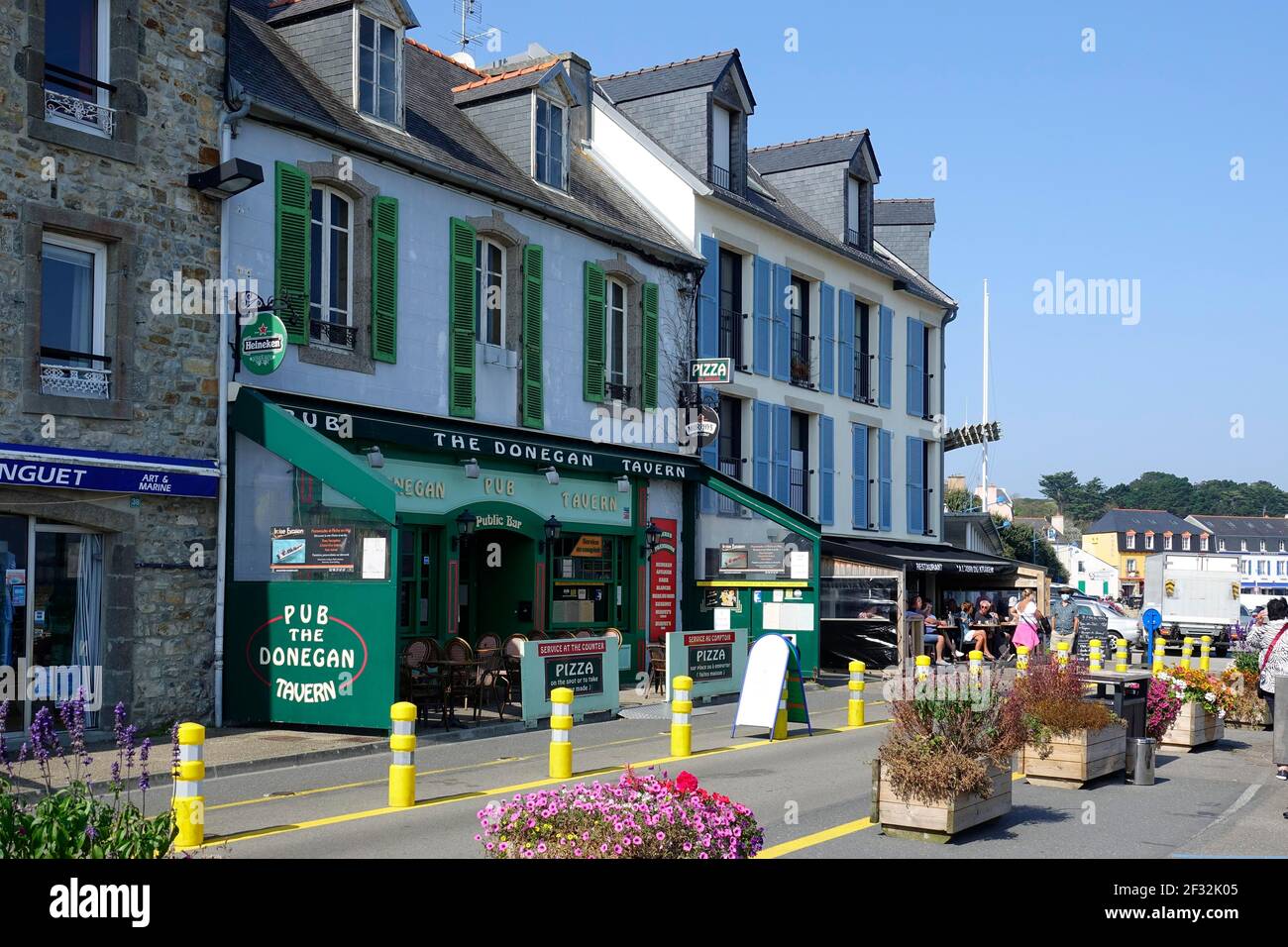 Lungomare del porto con pub a Camaret-sur-Mer sulla penisola di Crozon, Finistere Penn ar reparto Bed, Bretagne Breizh regione, costa atlantica Foto Stock