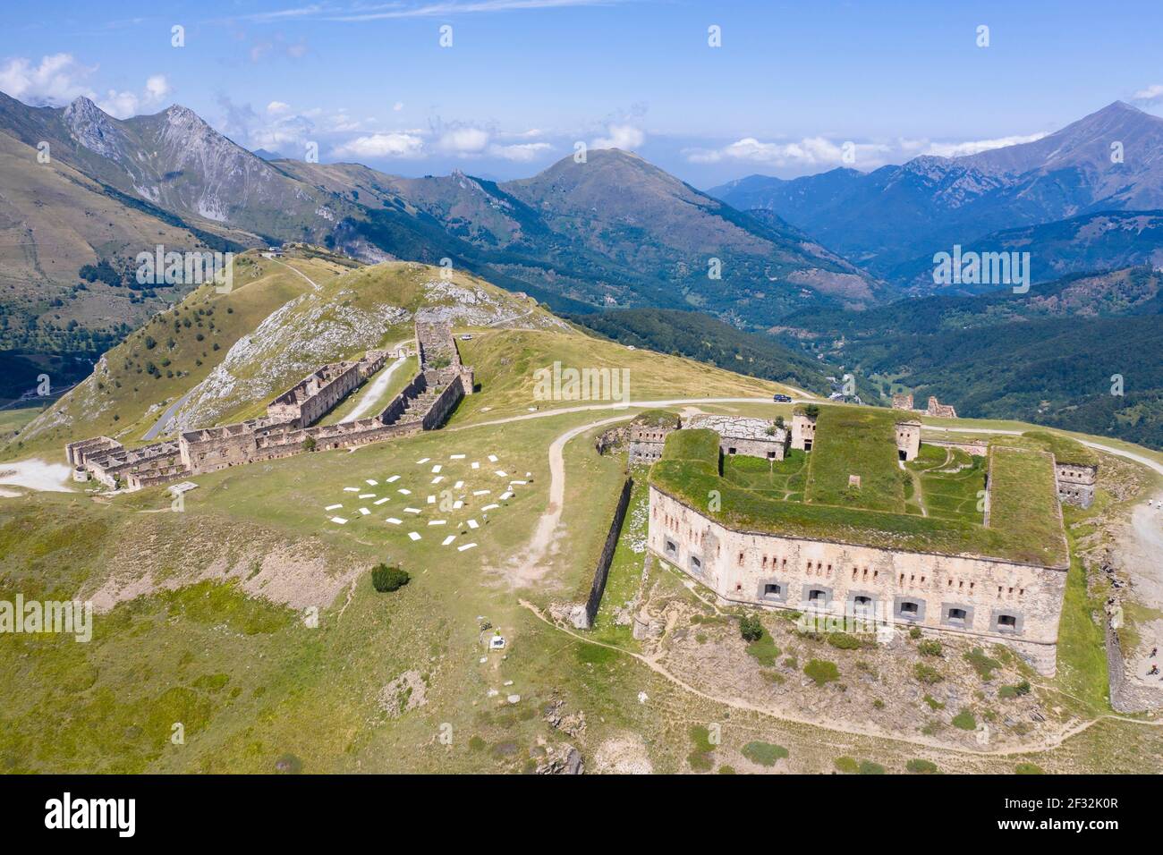 Veduta aerea Forte Centrale a 1926 metri di altitudine, situato al confine  tra Francia e Italia al Passo Tende, Colle di Tenda, col de Foto stock -  Alamy