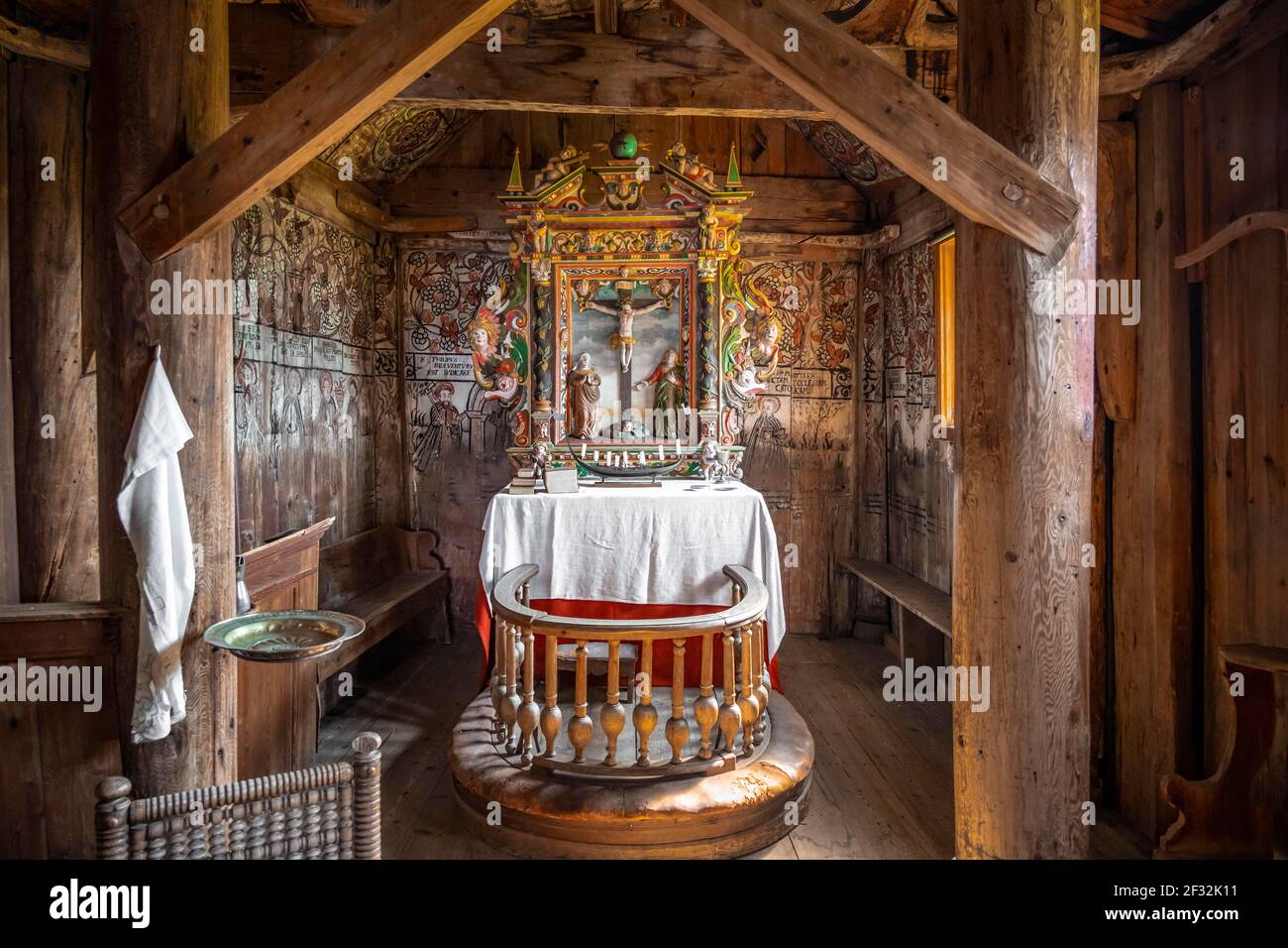 Interno e altare della chiesa di Urnes Stave, chiesa romanica da ca. 1130, arte celtica con tradizioni vichinghe e forme di costruzione romanica Foto Stock