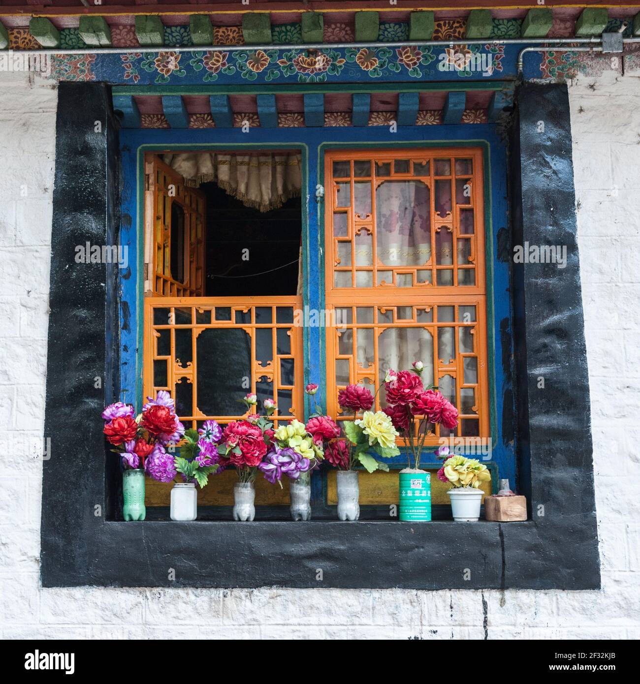 NYETANG, TIBET, CINA - AGOSTO, 16 2018: Finestra del Monastero di Drolma Lhakhang (Tempio di Nyetang), Nyetang, Tibet, Cina Foto Stock