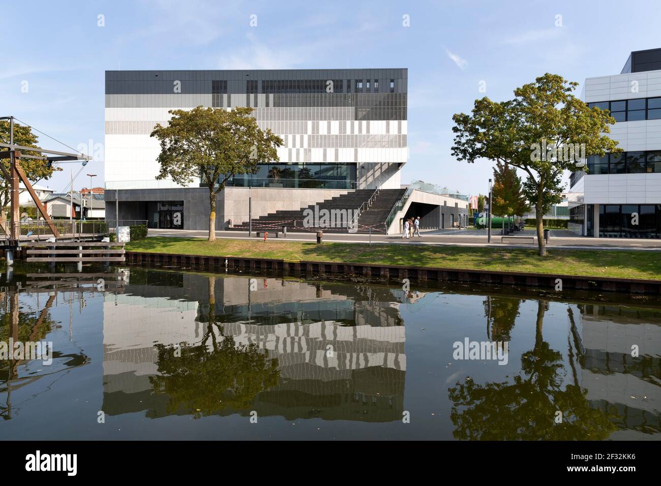 Rhine-Waal University of Applied Sciences, edificio centrale della sala conferenze, Audimax, campus di Kleve in un ex porto sito a Spoykanal, Kleve Foto Stock