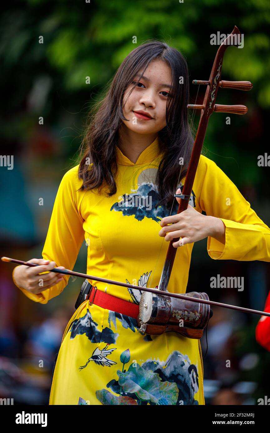 Musica tradizionale di strada nelle strade di Hanoi in Vietnam Foto Stock