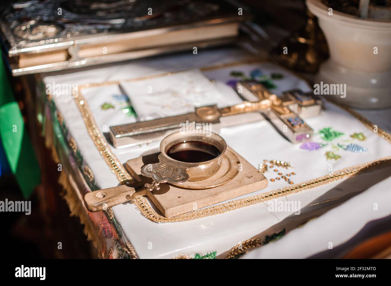 Vino rosso in una ciotola in una chiesa Foto Stock