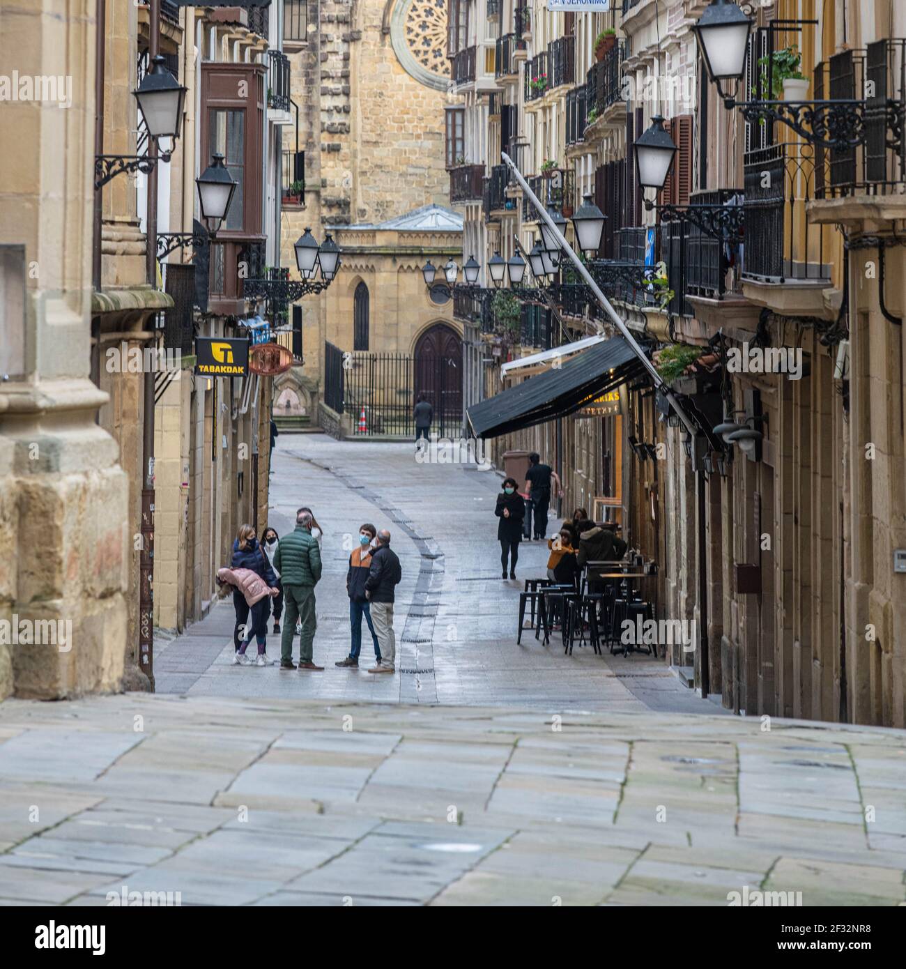 Mezzo vuoto strade di San Sebastian durante il periodo pandemico Foto Stock