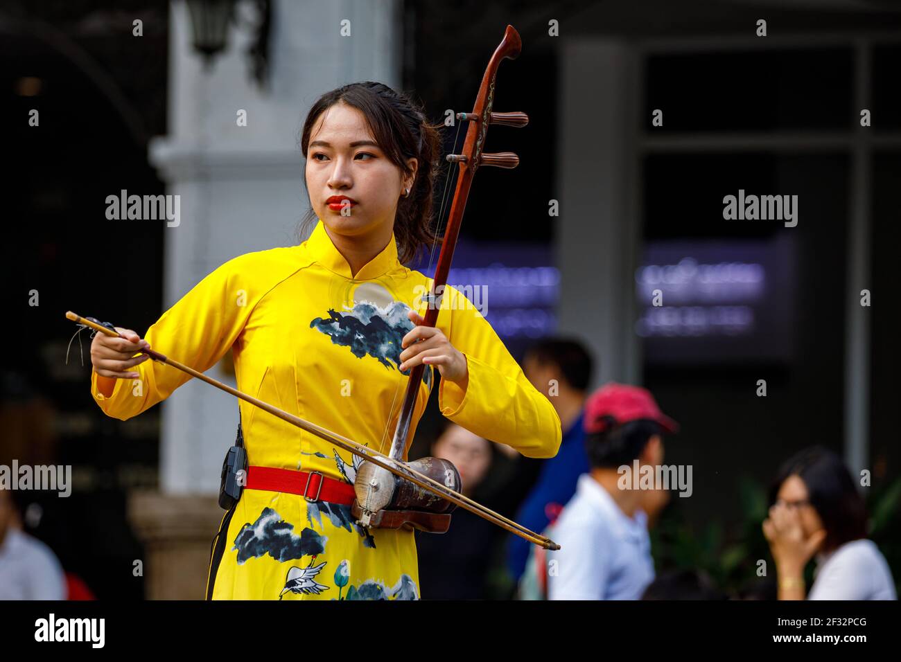 Musica tradizionale di strada nelle strade di Hanoi in Vietnam Foto Stock