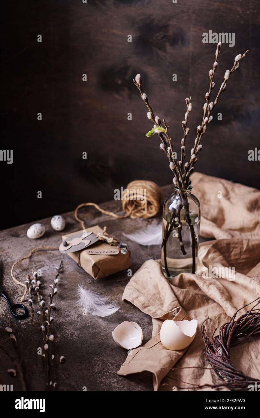 La natura morta della primavera con bouquet e regalo decorato con rami di salice. Concetto di Pasqua Foto Stock
