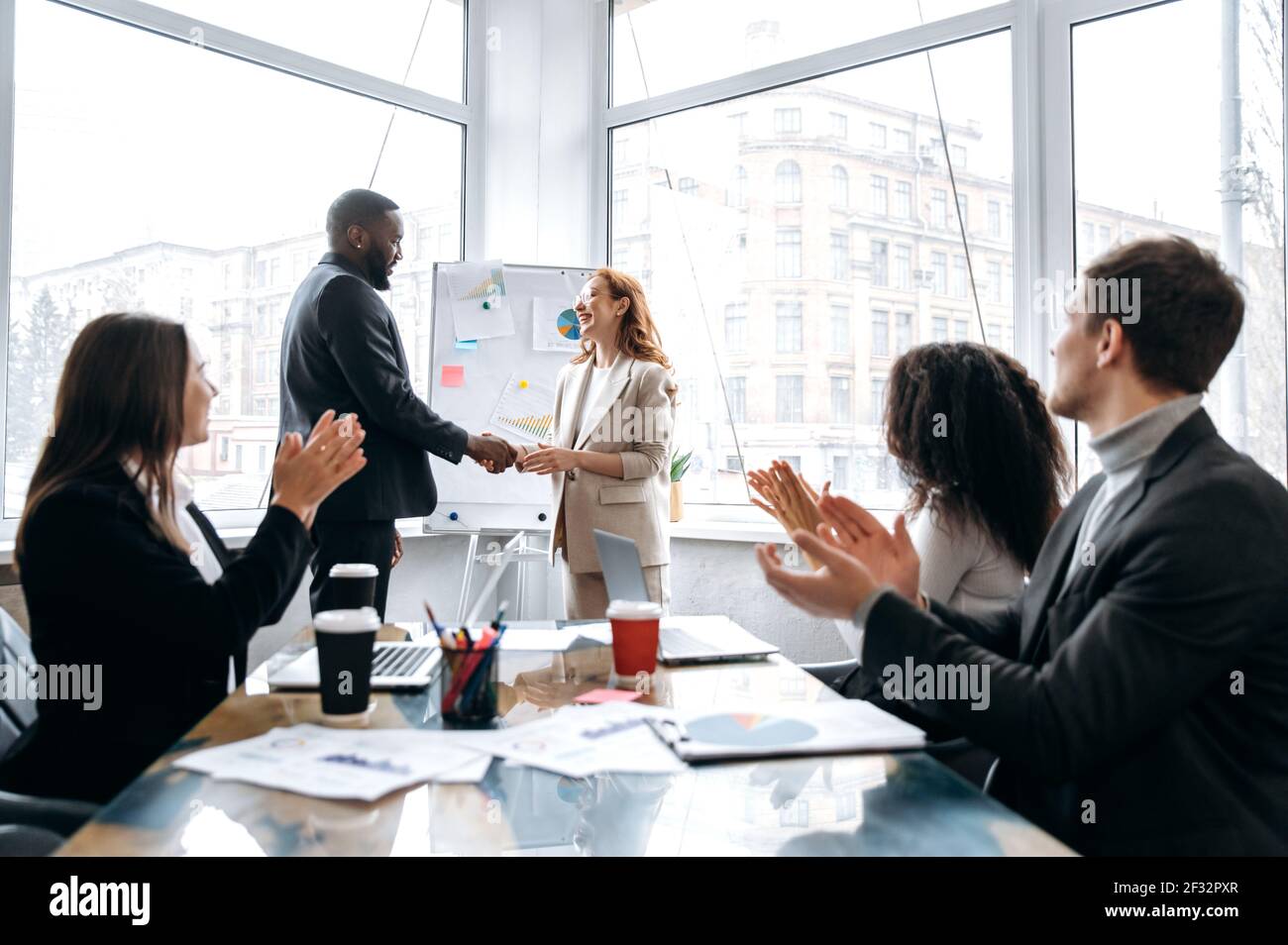 Persone di successo che arrivano ad un accordo durante le trattative, scuotendo le mani. Imprenditori eleganti e sicuri firmano un contratto al concetto di conferenza, collaborazione e partnership Foto Stock