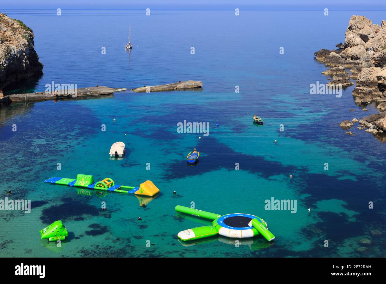 Vista panoramica della baia di Anchor, parte del set cinematografico del musical 'Popeye' del 1980, attualmente parco a tema a Mellieha, Malta Foto Stock