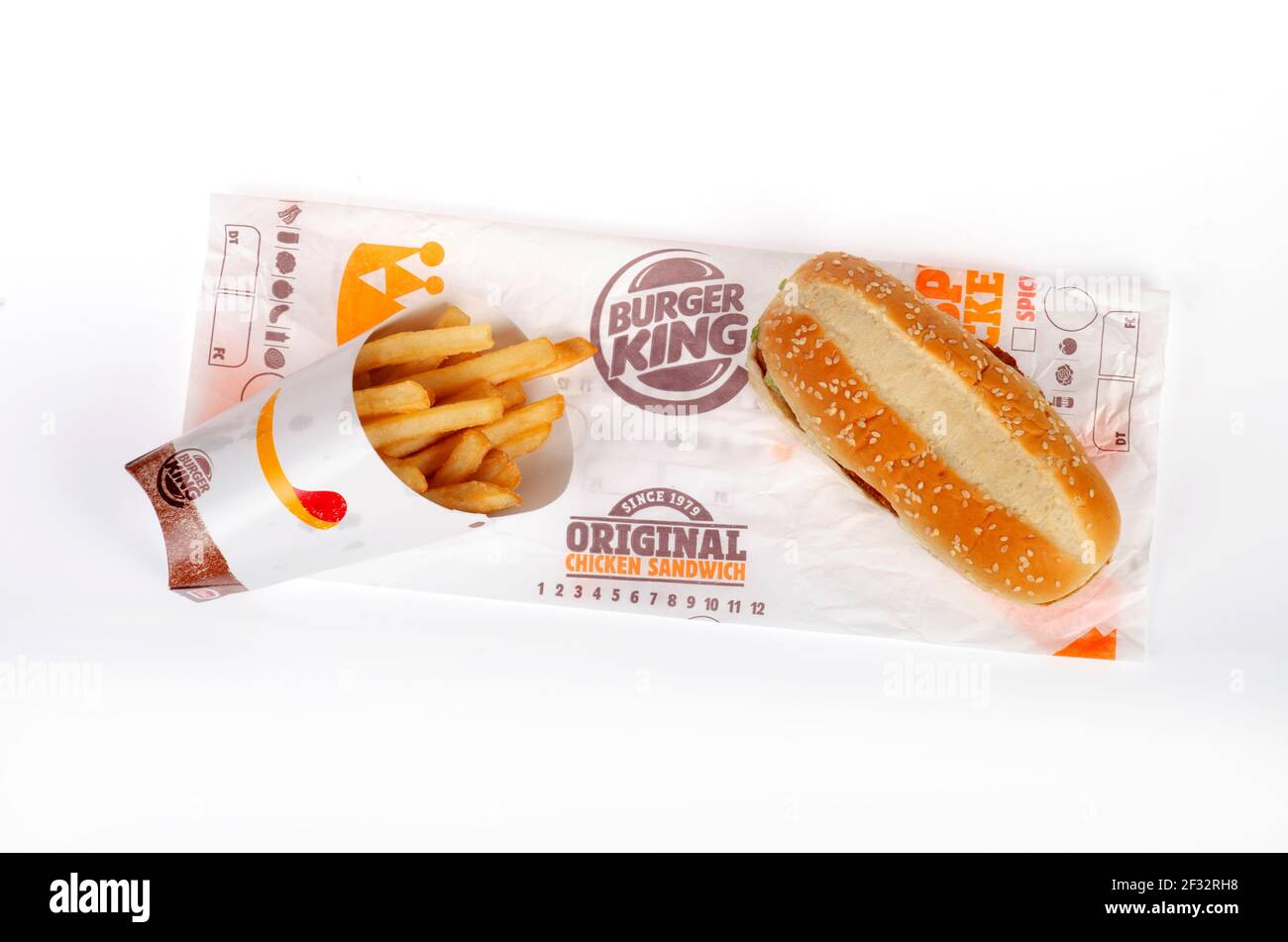 Burger King, panino di pollo originale e patatine fritte su involucri Foto Stock